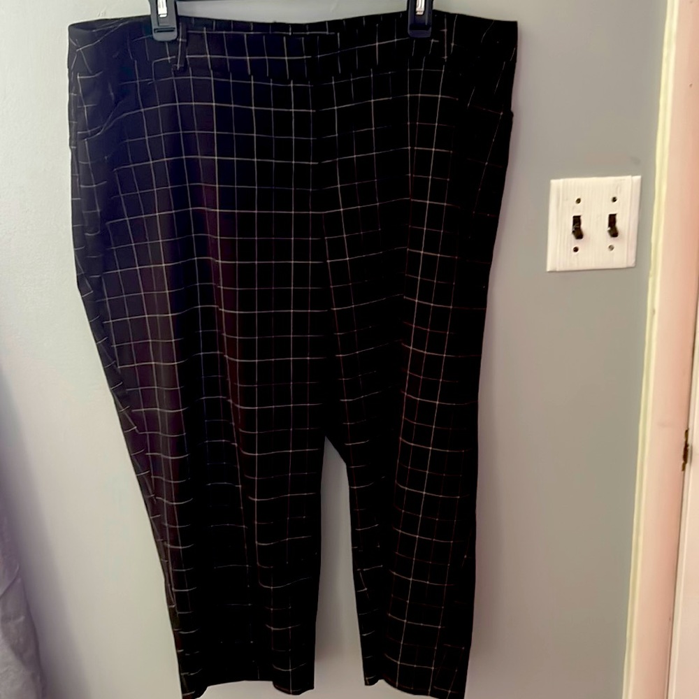 Zac & Rachel woman’s size 118w Capri black dress pants with white stop design.